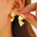 Pendientes geométricos retorcidos dorados vintage con acabado metálico brillante - Estilo Geométrico Retorcido Dorado (N-448)