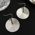 Pendientes de plata en forma de disco con textura en espiral y ganchos de diseño retro - Estilo de Espiral de Disco Plateado (N-621)