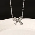 Silberne Schleife-Halskette mit Kristallen auf elegantem weißem Porzellan - Legierung Weißgold Strass Schleife Halskette (Z-141)