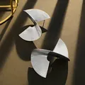 Pendientes de abanico plateados con textura plisada y diseño moderno torcido - Estilo Abanico Plisado Plateado (5193)