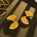Pendientes de abanico en espiral dorados con textura plisada vintage y diseño en S - Estilo Abanico Plisado Dorado (5271)