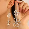 Pendientes largos de borla plateada con diseño de doble flor calada - Estilo Flor de Borla Plateada (7373)