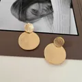 Pendientes vintage de metal dorado martillado con diseño circular de doble disco retro - Estilo Doble Disco Martillado Dorado (A-1141)