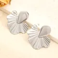 Pendientes plisados plateados en forma de abanico con detalle de lágrima lisa - Estilo Ginkgo de Abanico Plateado (G-549)