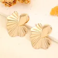 Pendientes retro dorados con forma de gota y pétalos de abanico sobre piedra - Estilo Abanico de Gota Dorado (G-598)