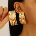 Pendientes geométricos dorados exagerados con textura ondulada y acabado de brillo - Estilo Pliegues Ondulados Dorados (8198)