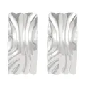 Pendientes de metal ondulados modernos con acabado pulido plateado y textura artística - Estilo Rectángulo de Ondas Plateado (9491)