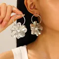 Pendientes de flores vintage plateados con perlas blancas y pétalos texturizados - Estilo Aro de Flor de Perla Plateado (N-924)