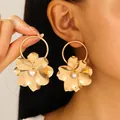 Pendientes de flores doradas retro con pétalos grandes y perlas centrales - Estilo Aro de Flor de Perla Dorado (N-923)