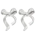 Polierte silberne 3D-Schleifen-Ohrstecker im minimalistischen Band-Design für Damen - Dynamic Bowknot (3735)