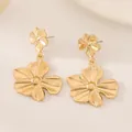 Elegantes pendientes colgantes de flores doradas vintage con acabado metálico pulido - Estilo Flor de Doble Capa Dorada (N-1012)
