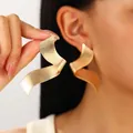 Pendientes de aro dorados con textura de ondas y un diseño vintage trenzado - Estilo Cinta Ondulada Dorada (DZ-828)