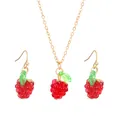 Conjunto de joyas doradas con collar de frambuesa roja y pendientes de gancho - Juego con Motivo de Frambuesa Roja (N-211) / Dorado
