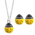 Set gioielli coccinella con collana con ciondolo in smalto giallo e orecchini a lobo - Set Motivo Coccinella Gialla (2240)