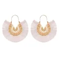 Pendientes bohemios en forma de abanico dorados con borlas blancas y ganchos - Blanco (2295)