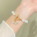 Elegante pulsera de perlas con colgante de abeja dorada y cierre OT de cristales - Pulsera de Perlas con Cierre OT y Colgante de Abeja Dorada (6057)