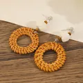 Pendientes bohemios de rafia trenzada con cuentas de madera natural y estilo veraniego - Estilo de Ratán Redondo