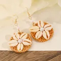 Pendientes bohemios de girasol de rafia tejida con pétalos de concha y perla - Estilo de Ratán Flor de Concha