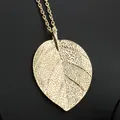 Elegante goldene Blatt-Halskette mit realistischer Textur an einer langen Gliederkette - KC Gold Blatt Stil (0870)