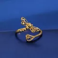 Verstellbarer goldener Libellen-Ring mit filigranen Flügeln und Herz-Detail - Goldene Libelle Herz Ring