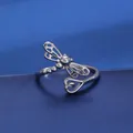 Minimalistischer silberner Libellen-Ring mit Herz-Element und polierter Oberfläche - Silberne Libelle Herz Ring