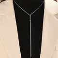 Silberne lange Y-Halskette mit metallischen Quasten auf einem Modell im eleganten Blazer - Silber Quaste Stil (3955)