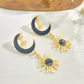 Modieuze gouden zon en maan oorknopjes met blauw emaille en sterrenaccenten - Maan Ster Zon Emaille Oorbellen (11529)