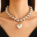Collar con colgante de corazón en plata pulida con grandes cuentas metálicas brillantes - Silver Large Bead Chain with Heart Pendant