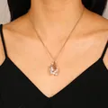 Collier doré multi-rangs élégant avec pendentif grappe de perles et chaîne fine - Style Pendentif en Grappe de Perles Artificielles (5261)