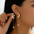 Bohemian gouden halve maan en ster oorbellen met lange ketting kwastje op model - Maan Ster Doortrekoorbellen Stijl / Helder Goud (1963)