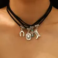 Western-Cowboy-Choker mit silbernen Stiefeln, Hufeisen und Kaktus-Anhängern - Mehrlagiges Samt-Cowboy-Choker (A-141) / Silber Schwarz