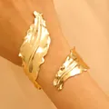 Brazalete abierto de rama de hoja dorada con detalles de textura de venas de hoja reales - Pulsera abierta de hoja realista (A-181) / Oro KC