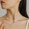 Collar de cuentas hecho a mano para mujer con cuentas blancas y detalles dorados - Cuentas Blancas Con Espaciadores Dorados