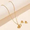 Detailansicht von goldenem Halsketten- und Ohrringset mit Doppelherz und LOVE-Gravur - Doppelherz LOVE Gravur (FX47) / Gold