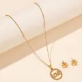 Details des vergoldeten Titanstahl-Sets mit Halskette und LOVE-Anhängern im Kreisdesign - Rund LOVE Gravur (FX36) / Gold