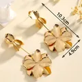 Elegantes pendientes largos de flor dorada con pétalos de metal cepillado de 10,3 cm - Estilo Colgante Flor con Borla / Dorado (Hierro)