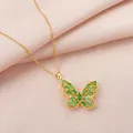 Vista de detalle del collar de titanio dorado con colgante de mariposa en circón verde - Mariposa Zirconia Verde (W101-XL0155-GN) / Oro-Verde