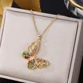 Elegante collar de mariposa dorado con circonitas de colores en caja de regalo gris - Mariposa Zirconia Multicolor (W101-XL0155-GN) / Dorado-Multicolor