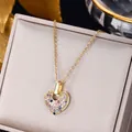 Collana con pendente a cuore dorato con zirconi colorati su un portagioie di seta di lusso - Cuore Multicolore