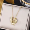 Collana a cuore dorata con ciondolo madre e figlio mano nella mano e pietre di zircone - Cuore Mani che si Tengono