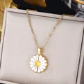 Elegante collana a margherita in acciaio inossidabile con pendente smaltato su portagioie - Margherita