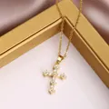 Collar de cruz dorada con circonitas brillantes sobre un fondo de seda blanca elegante - Dorado