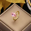Lussuoso anello aperto in oro con un grande zircone rosa ovale e accenti scintillanti - Rosa-Oro