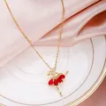 Detailansicht der goldener Ballerina-Anhänger mit roten Markise-Edelsteinen auf Seide - Rot