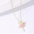 Dettaglio macro del ciondolo ballerina dorata con pietre rosa e cristalli scintillanti - Rosa