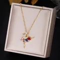 Dettaglio del ciondolo ballerina dorata con cristalli colorati e gonna con diamanti - Multicolore