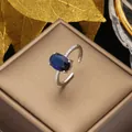 Dettaglio dell'anello regolabile in argento con grande zircone blu e pavé di zirconi - Blu-Argento
