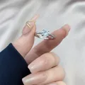 Bague classique en argent sertie d'un zircon solitaire sur un fond en soie douce - Ouvert Réglable / Argent