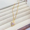 Detailansicht der Herzkette mit lila Zirkon-Inlay auf einer Schmuck-Präsentationsbox - Gold-Lila