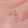 Eleganter silberner V-Ring mit funkelndem Tropfenanhänger und Zirkonia-Akzenten - Silber-Tropfenanhänger (2 Weiß K 2575)